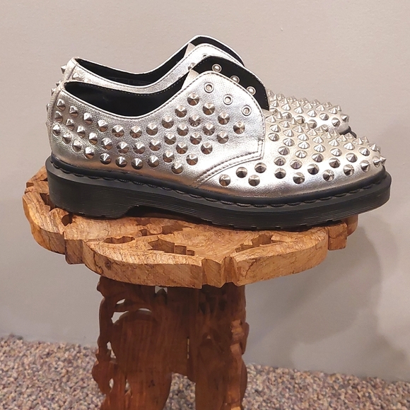 Dr. Marten's Harlen Mora Air Wair Women's Silver Spike Oxford Shoes EUC Size 8US - Picture 9 of 12
